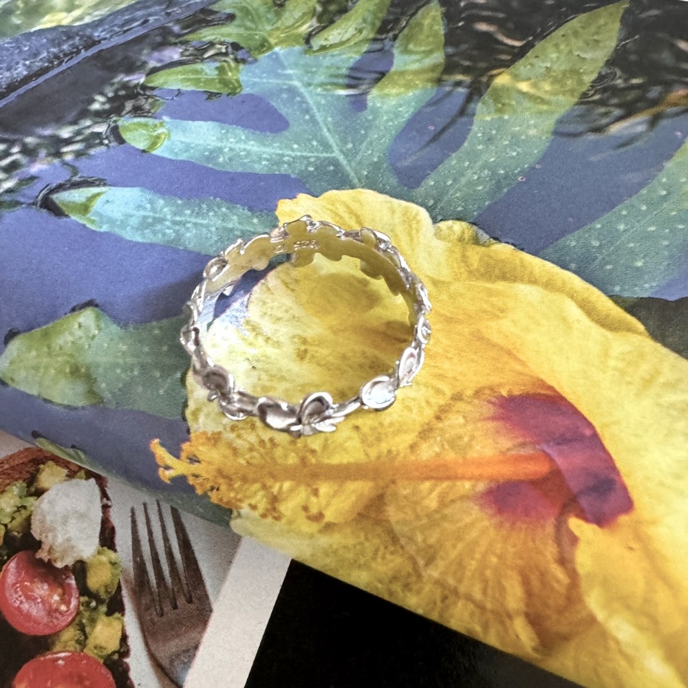 925 Sterling Silver plumeria 🌸 flowers band ring.🌸6mm - Picture 2 of 2